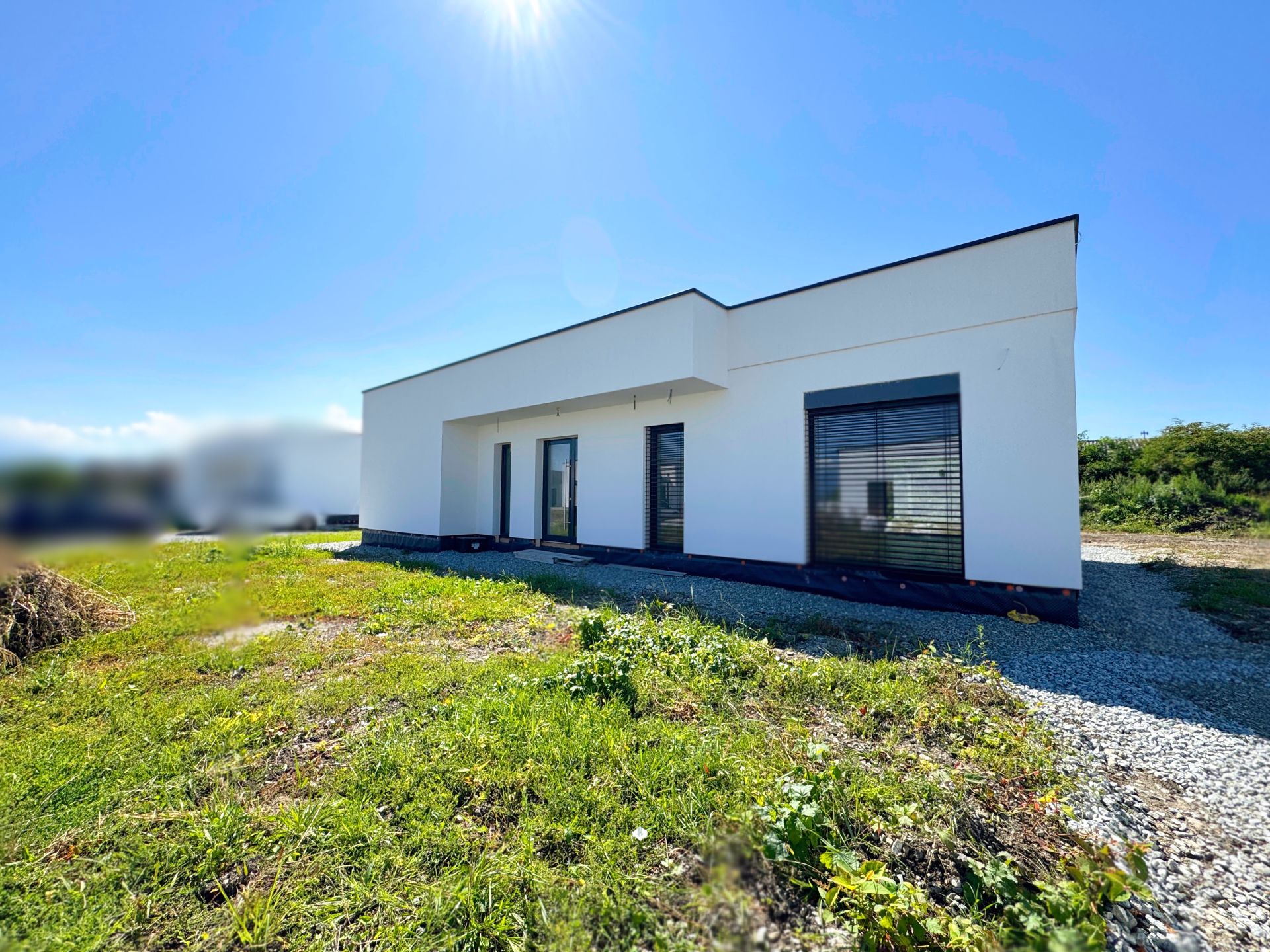 Moderný 4-izbový bungalov v Príbovciach,  969 m2