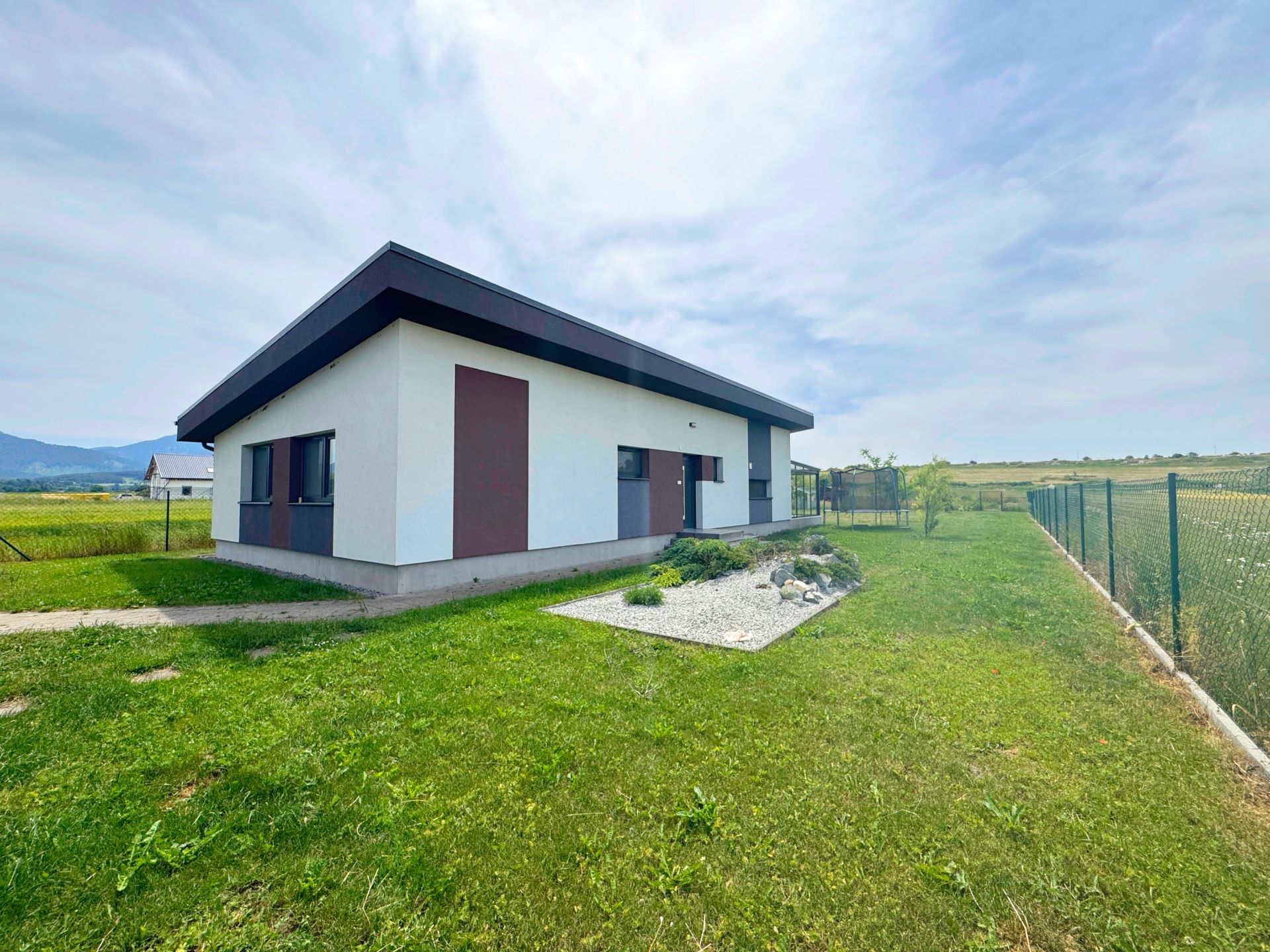 Rodinný dom v obci Rakovo, 1.033 m2
