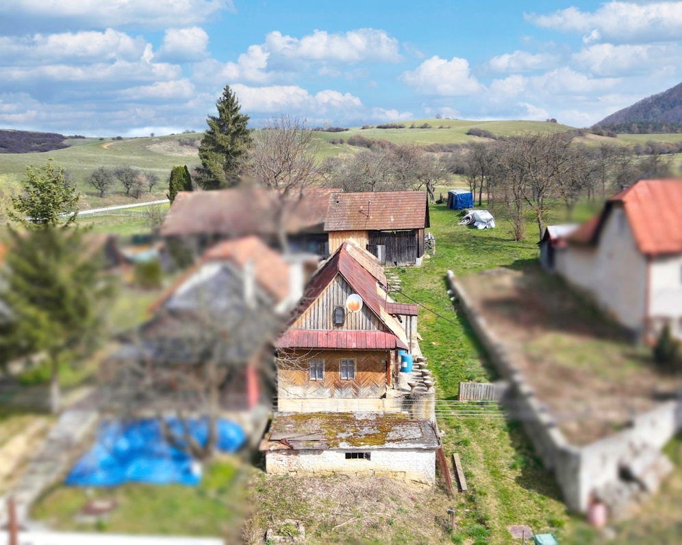 CHALUPA S ROZĽAHLÝM POZEMKOM, SKLABIŇA